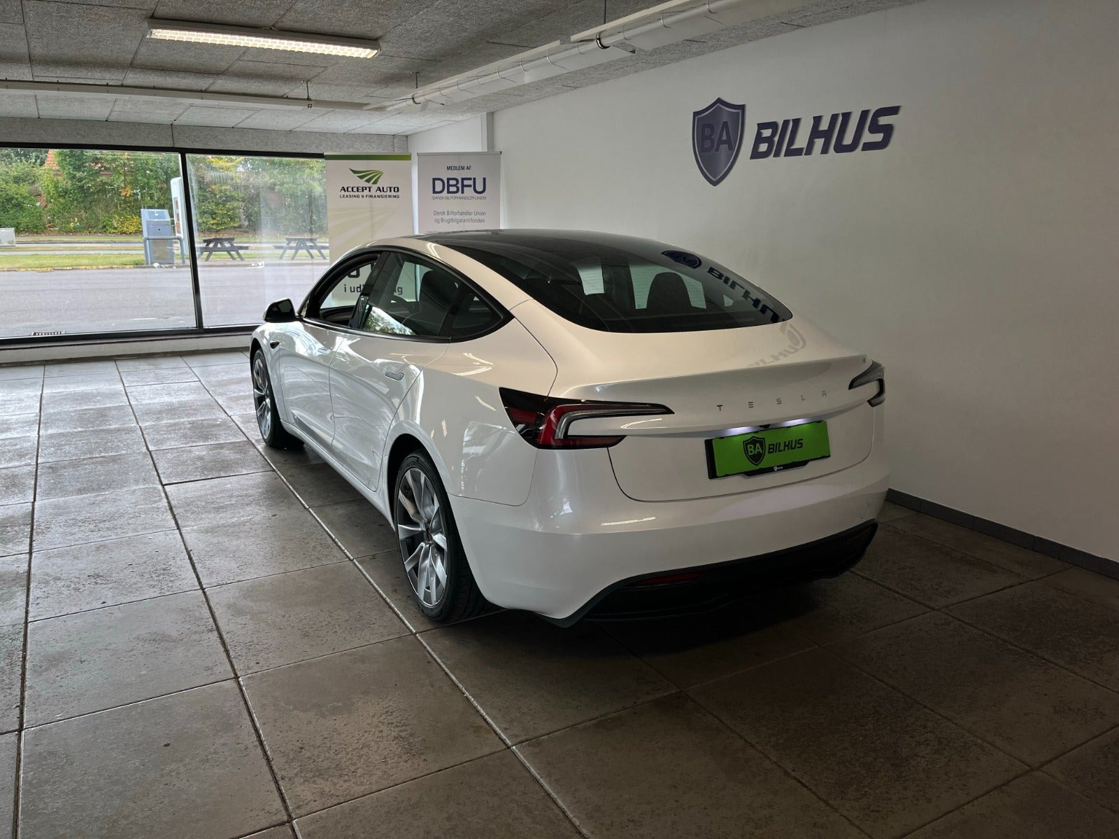 Hvid Tesla Model 3 fra 2025