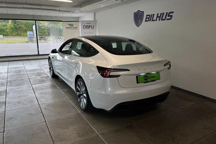 Hvid Tesla Model 3 fra 2025