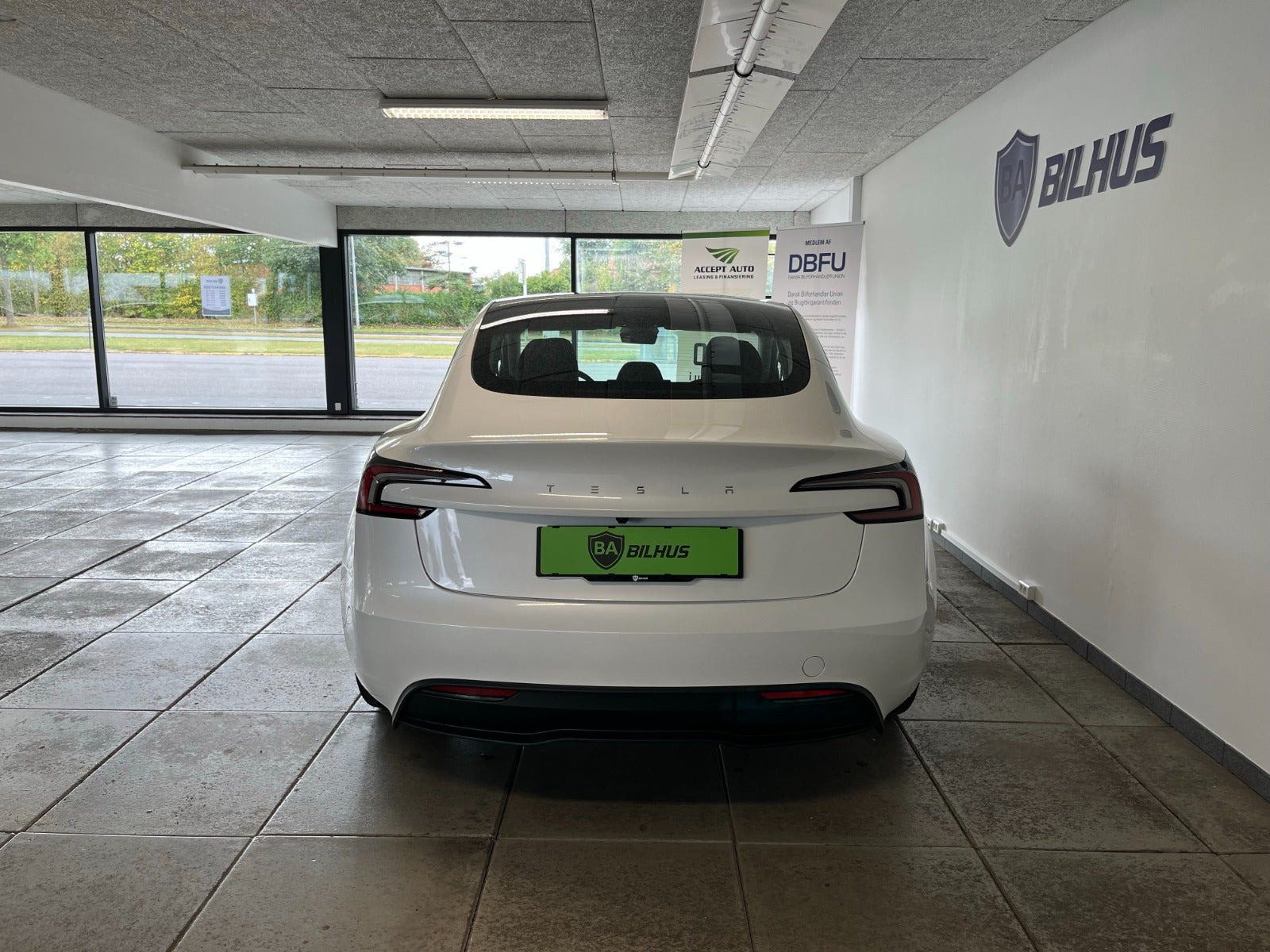 Hvid Tesla Model 3 fra 2025