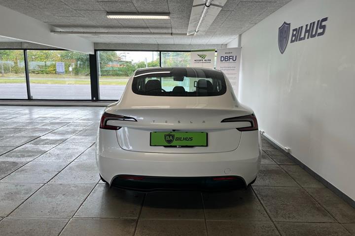 Hvid Tesla Model 3 fra 2025