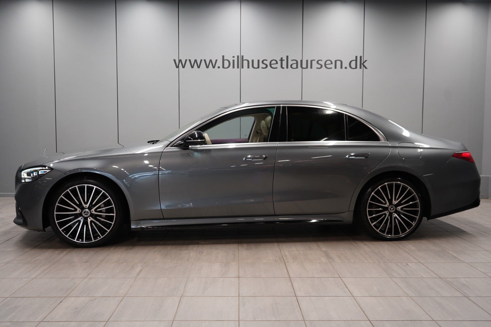 Grå Mercedes S580 e fra 2022