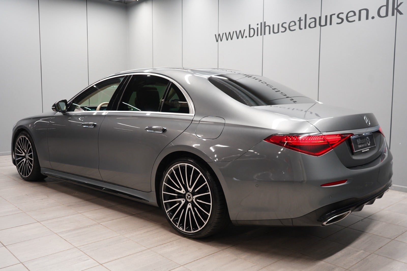 Grå Mercedes S580 e fra 2022
