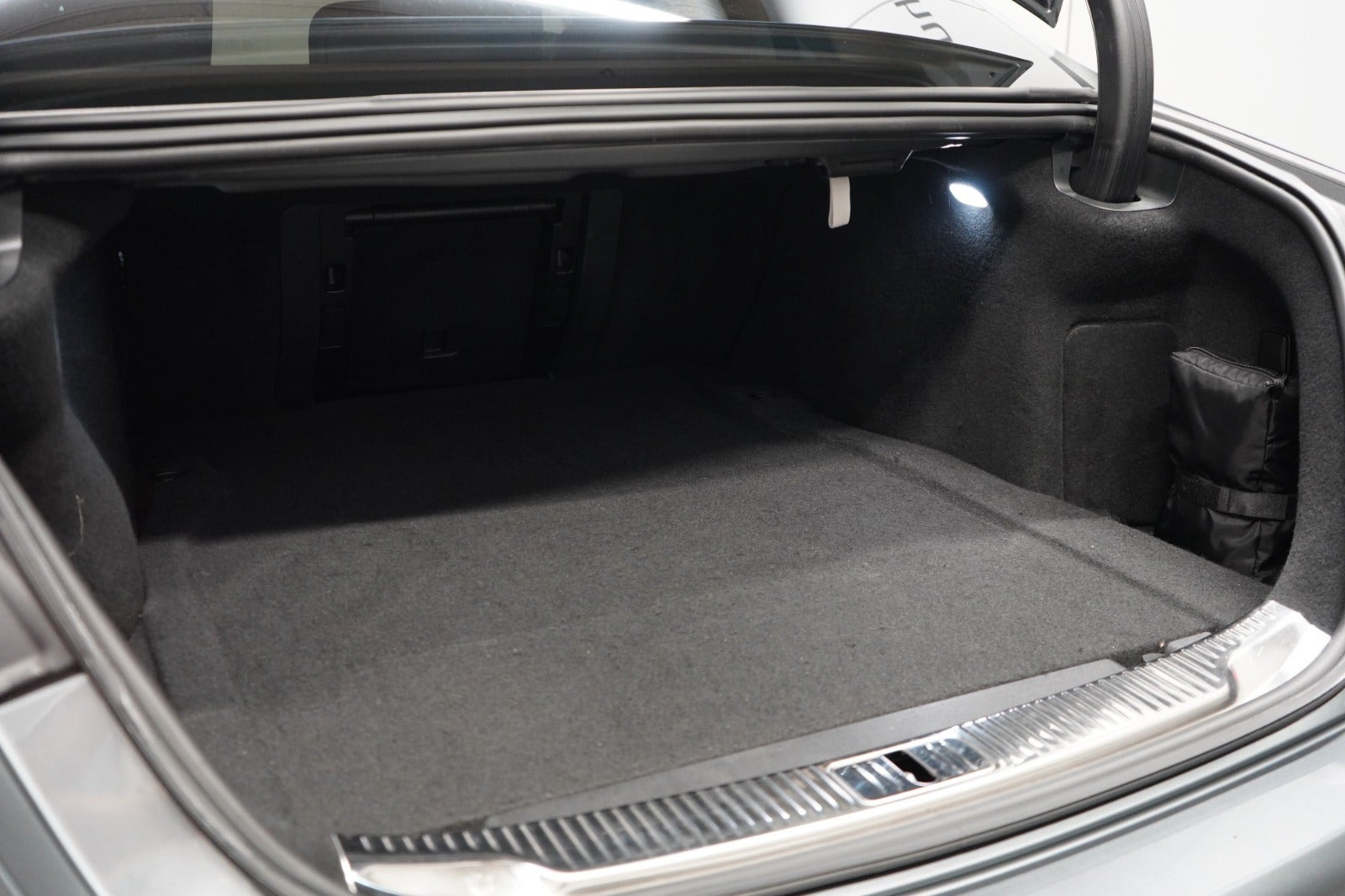 Grå Mercedes S580 e fra 2022