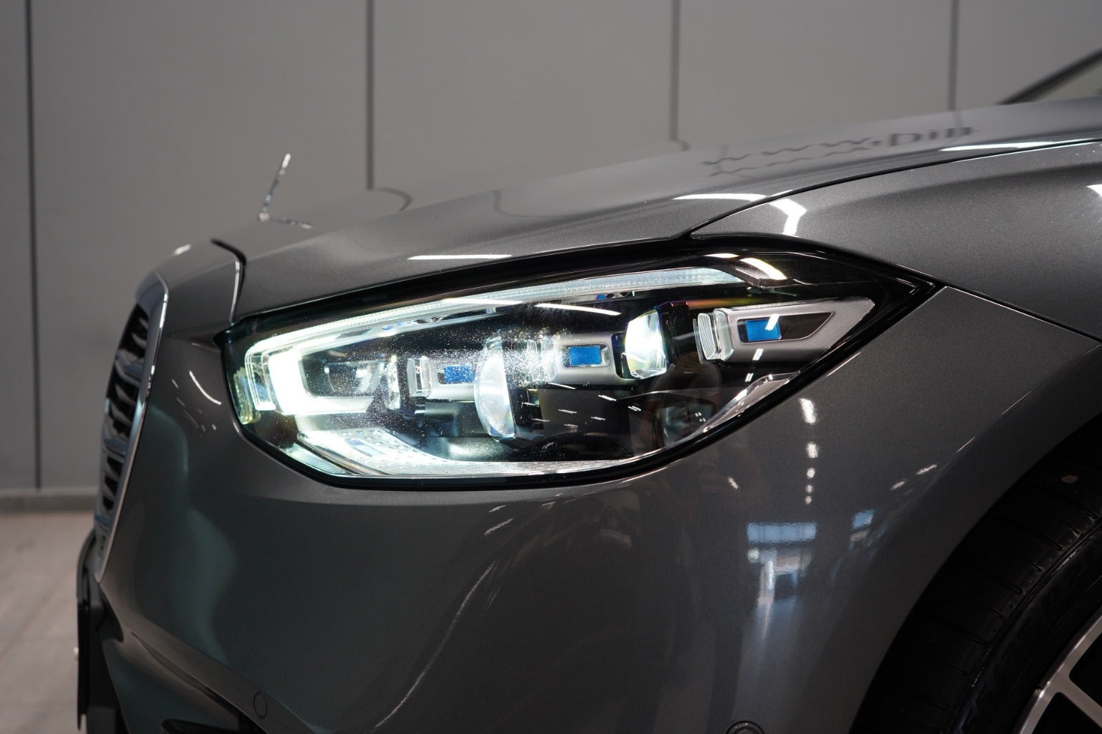 Grå Mercedes S580 e fra 2022