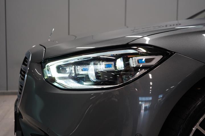 Grå Mercedes S580 e fra 2022