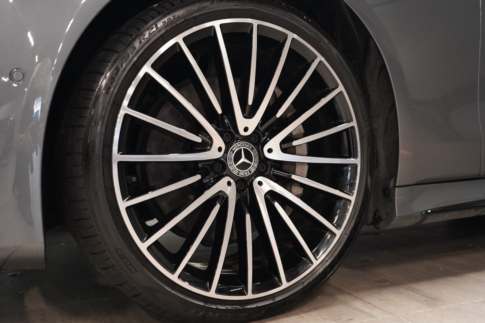 Grå Mercedes S580 e fra 2022