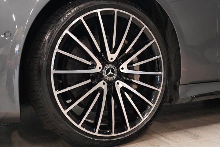 Grå Mercedes S580 e fra 2022