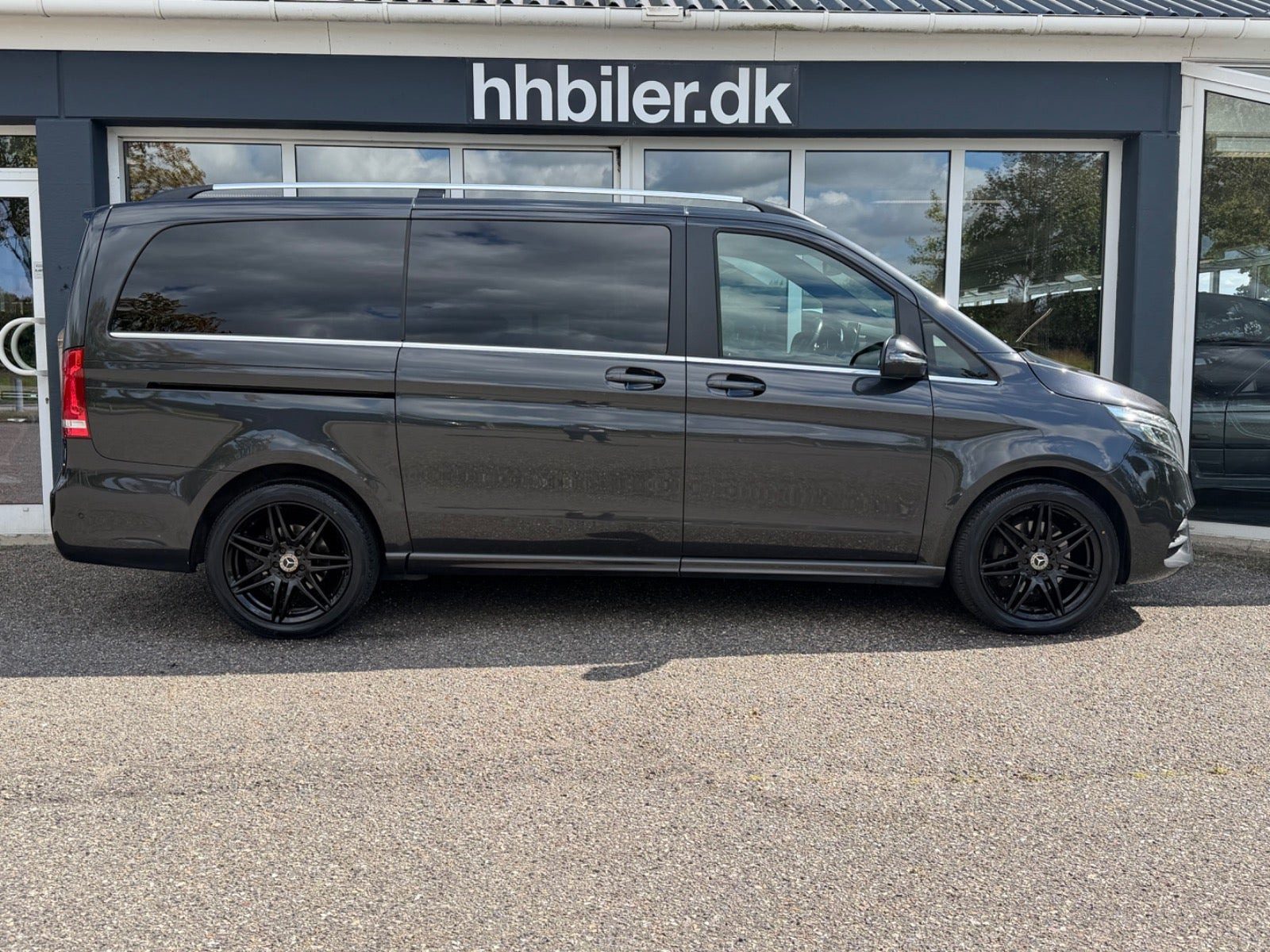 Grå Mercedes V300 d fra 2020