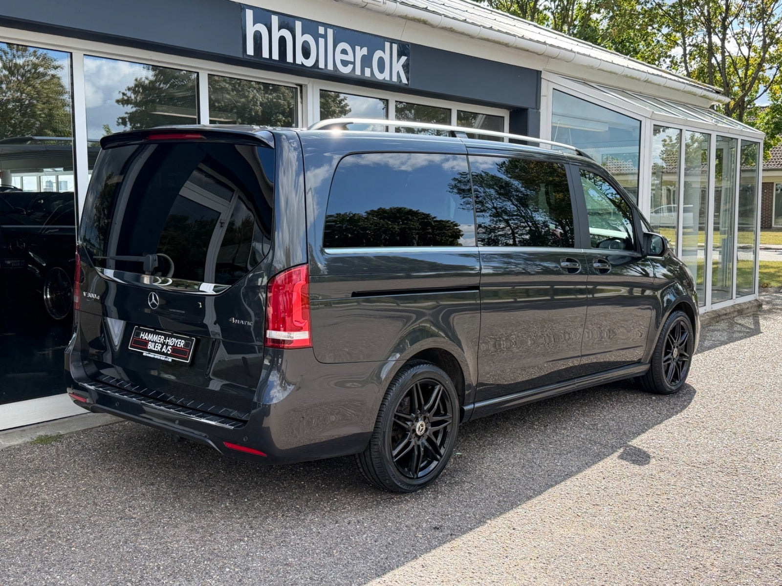 Grå Mercedes V300 d fra 2020