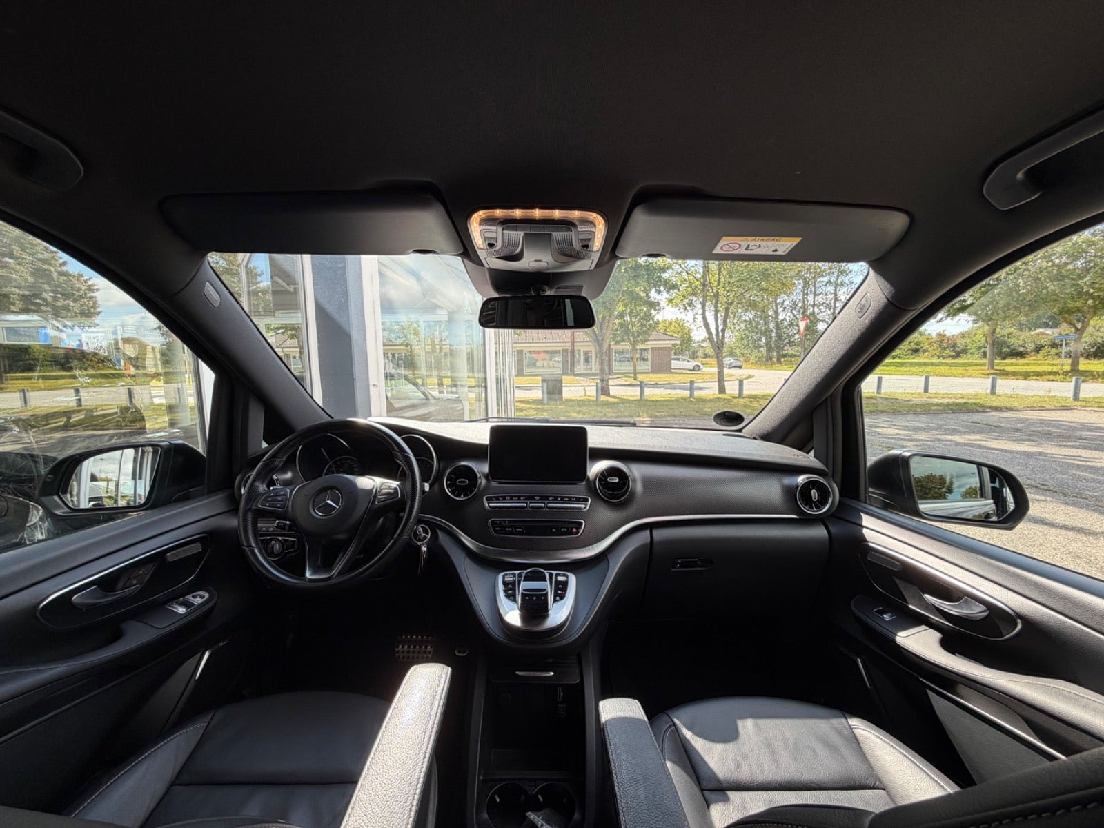 Grå Mercedes V300 d fra 2020