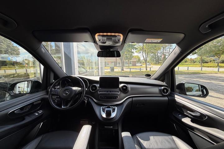 Grå Mercedes V300 d fra 2020