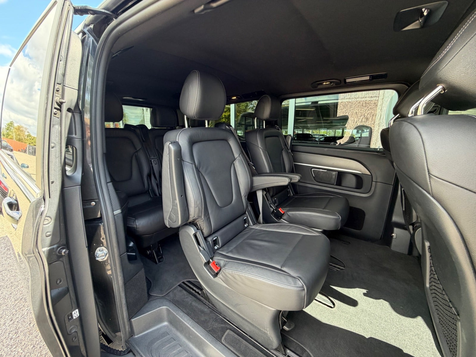 Grå Mercedes V300 d fra 2020