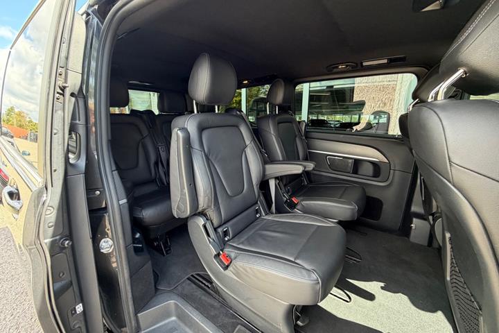 Grå Mercedes V300 d fra 2020