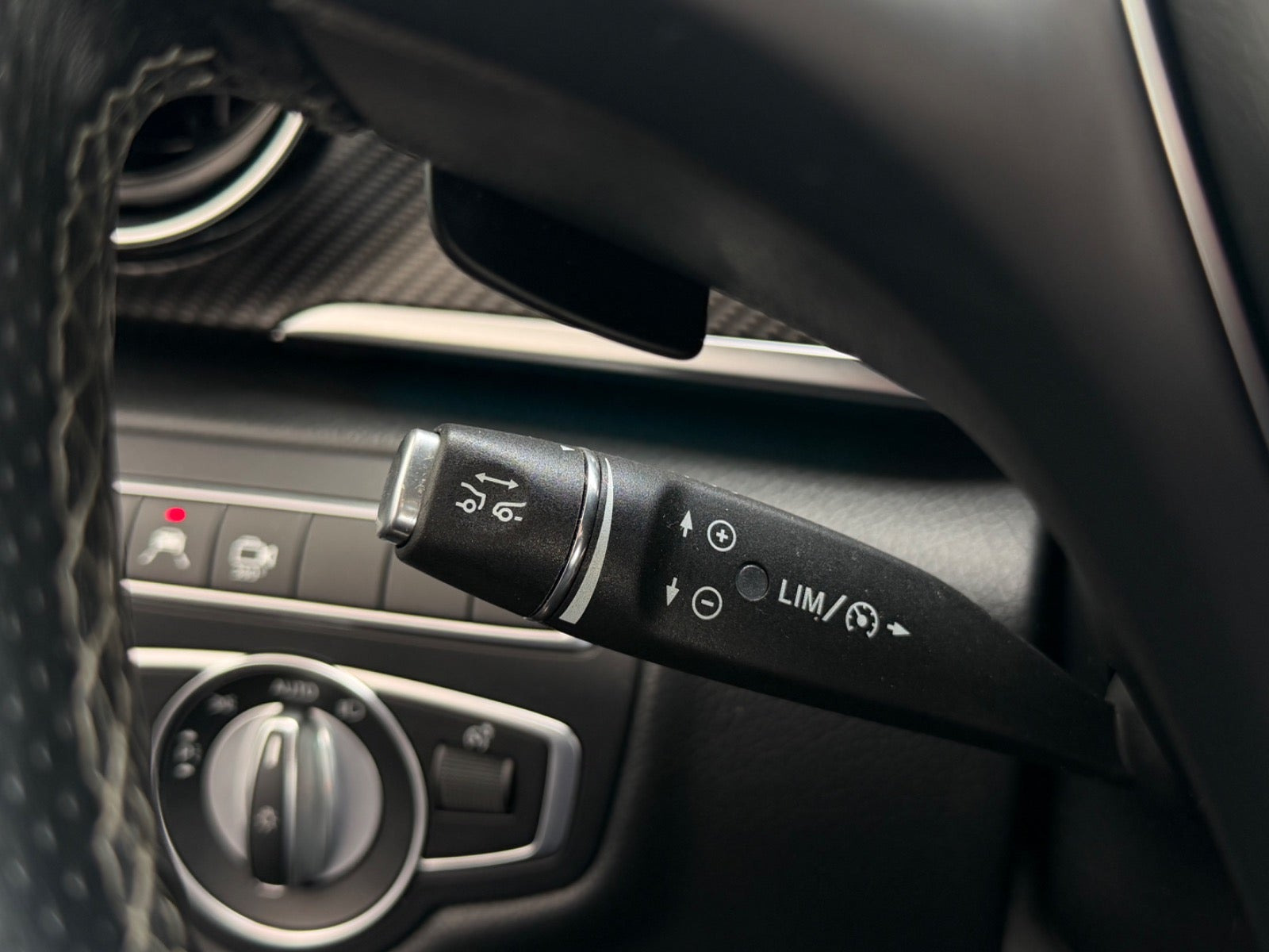 Grå Mercedes V300 d fra 2020