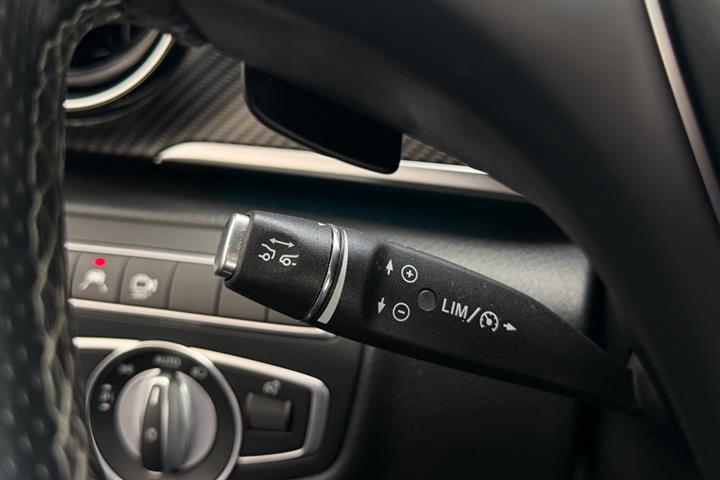 Grå Mercedes V300 d fra 2020