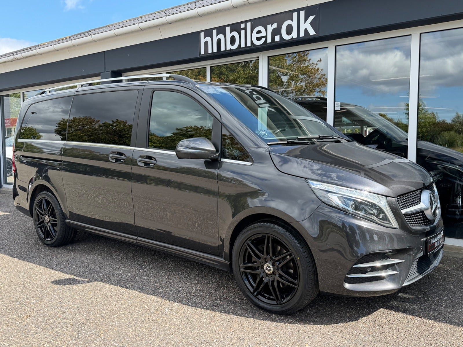 Grå Mercedes V300 d fra 2020