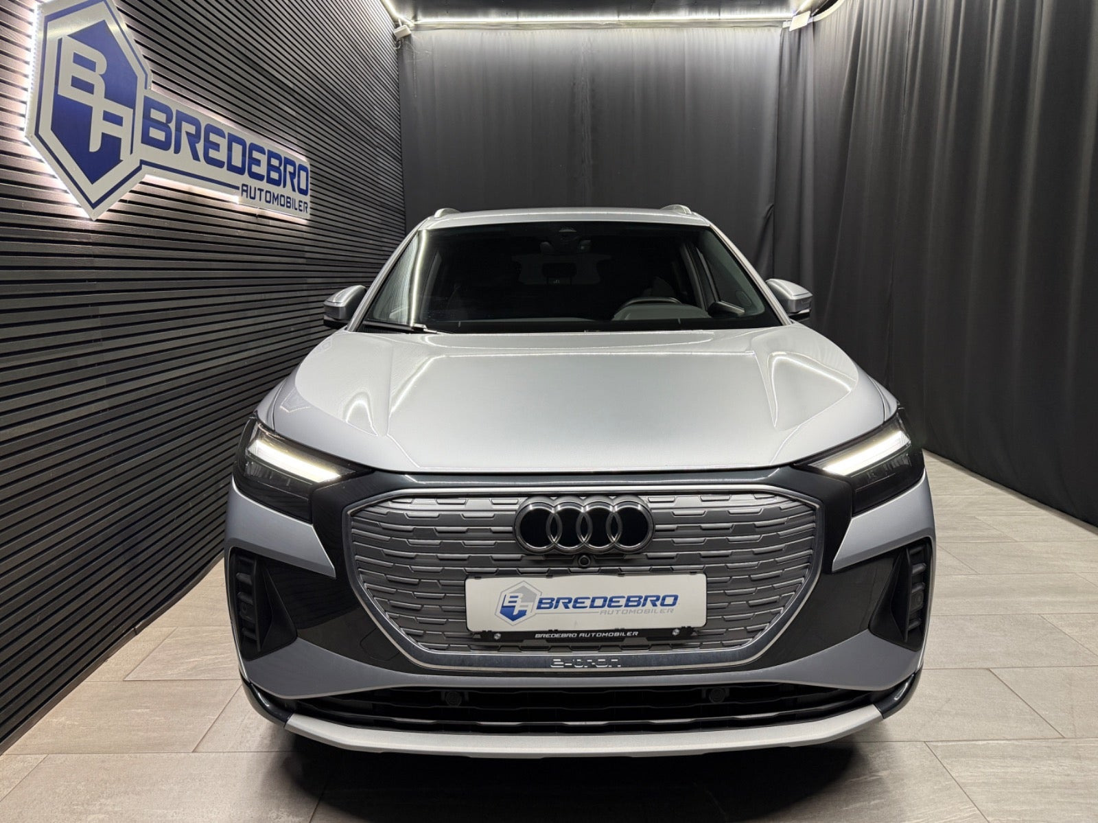 Sølv Audi Q4 e-tron fra 2024