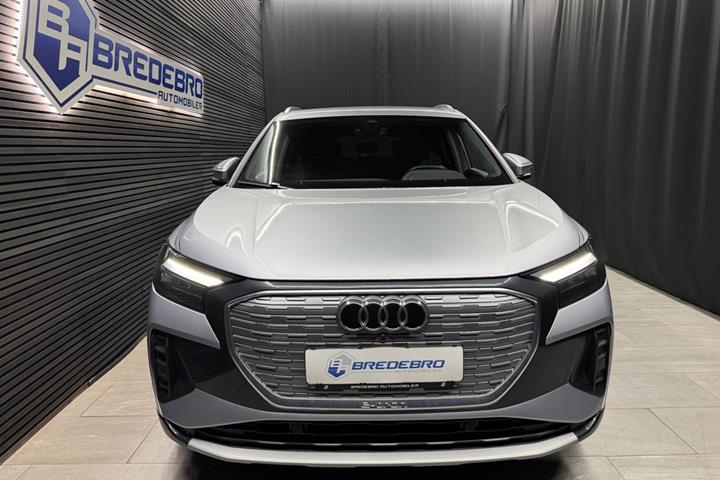 Sølv Audi Q4 e-tron fra 2024