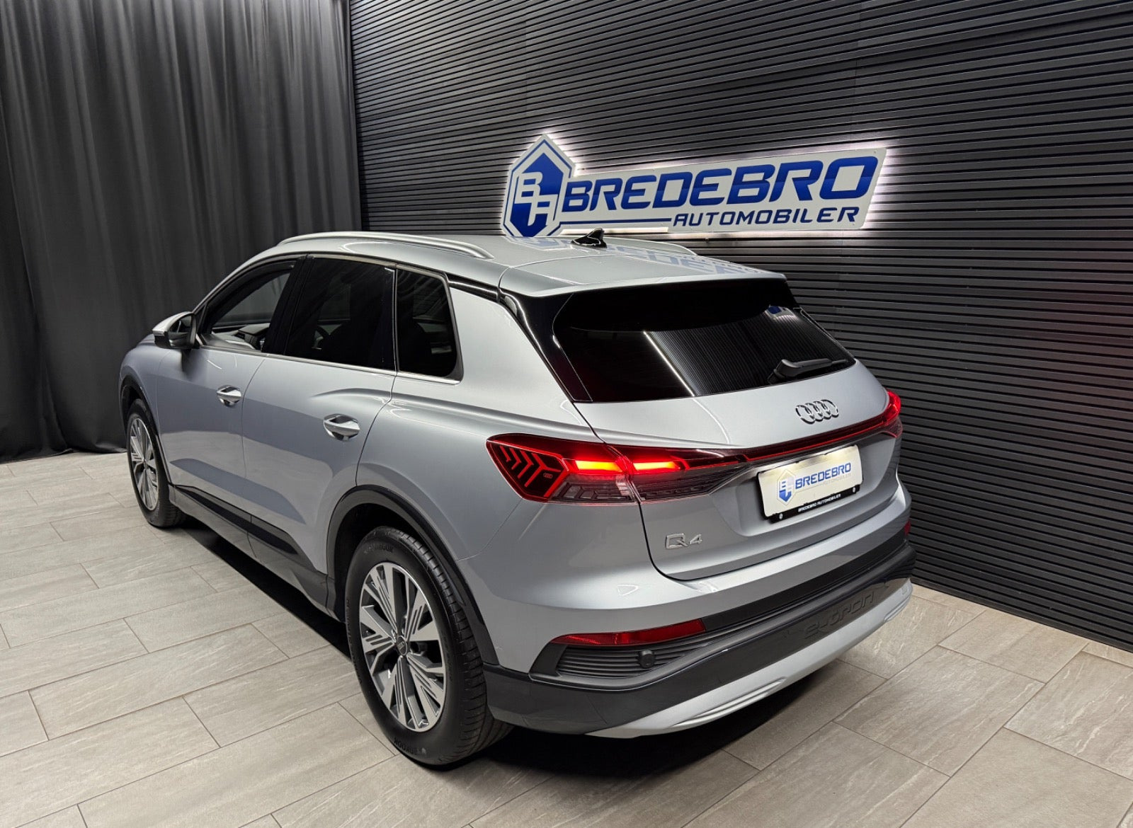 Sølv Audi Q4 e-tron fra 2024