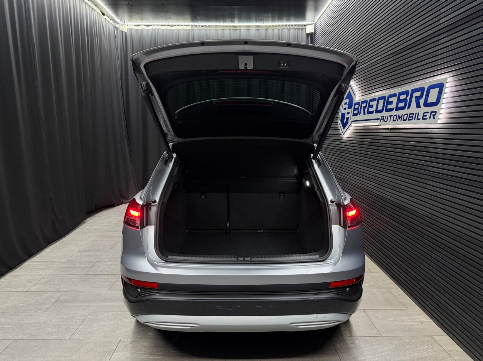 Sølv Audi Q4 e-tron fra 2024