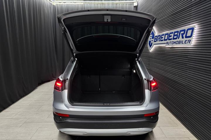 Sølv Audi Q4 e-tron fra 2024