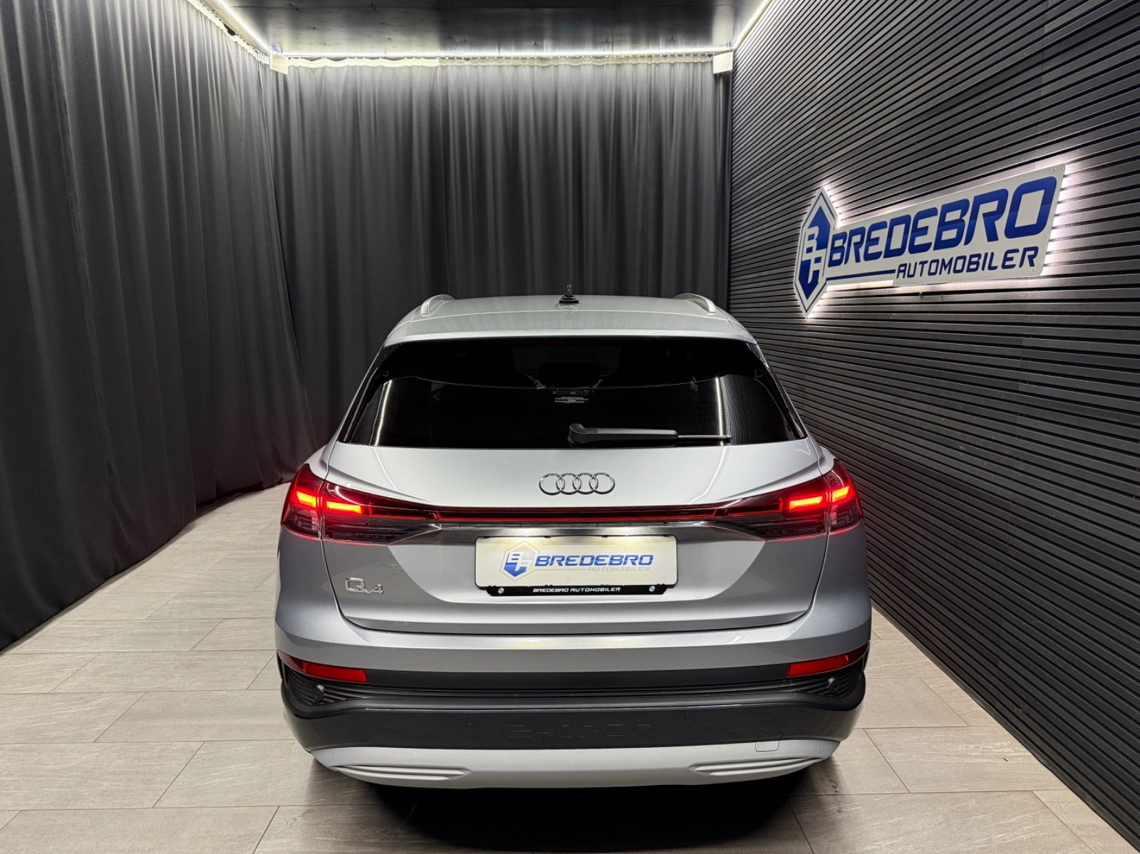 Sølv Audi Q4 e-tron fra 2024