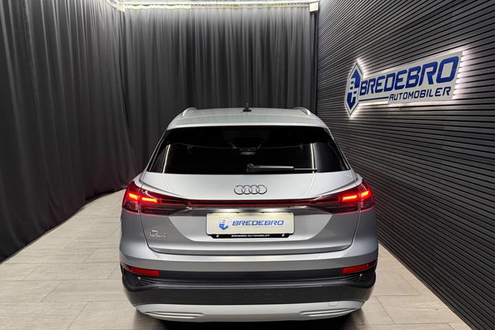 Sølv Audi Q4 e-tron fra 2024