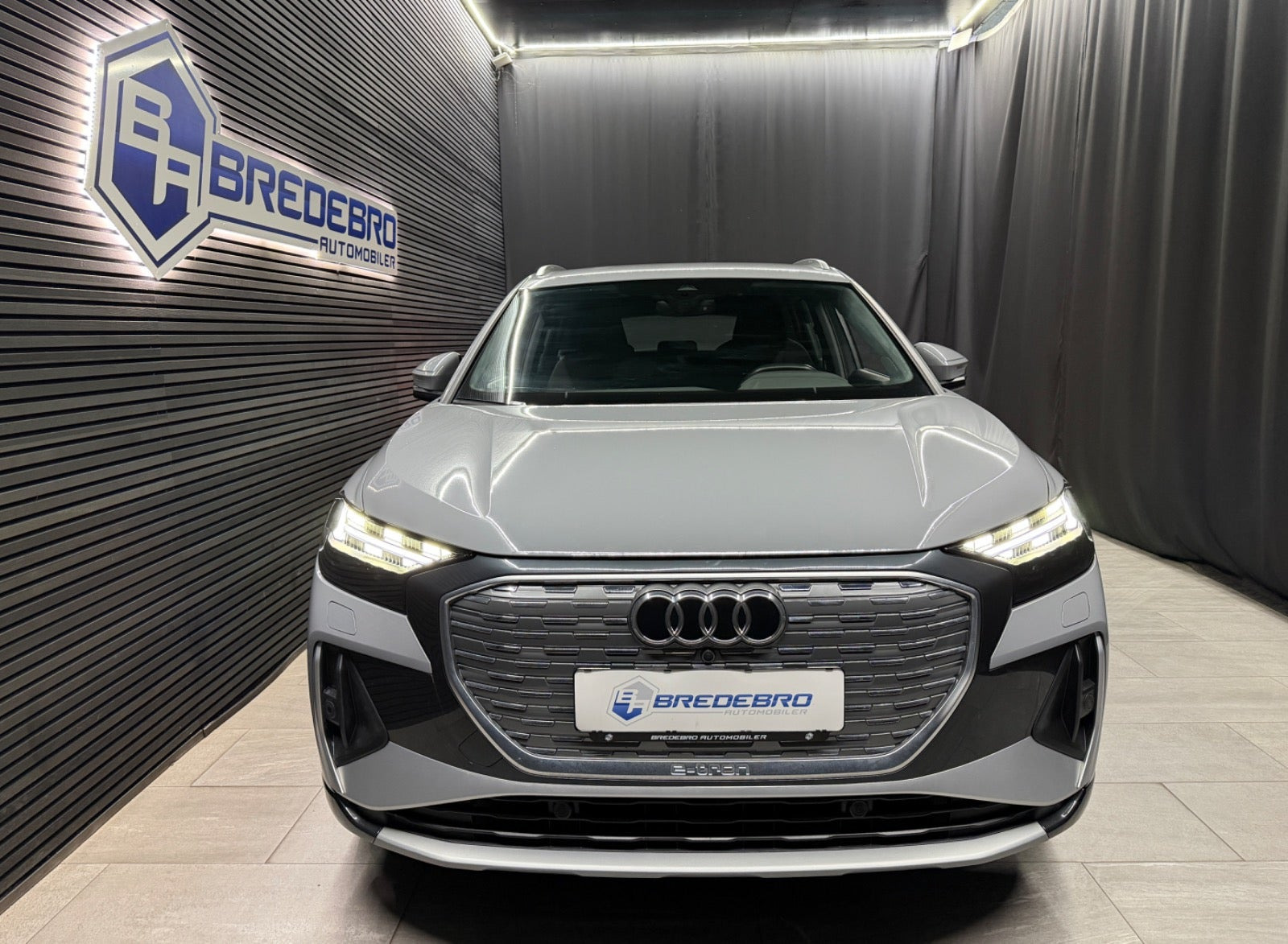 Grå Audi Q4 e-tron fra 2024
