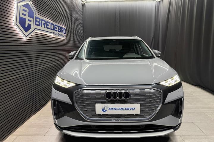 Grå Audi Q4 e-tron fra 2024