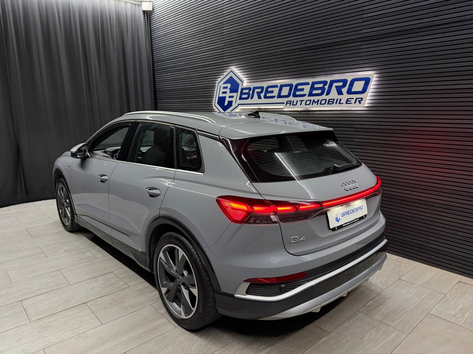 Grå Audi Q4 e-tron fra 2024