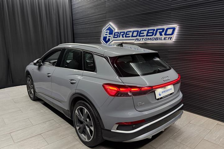 Grå Audi Q4 e-tron fra 2024