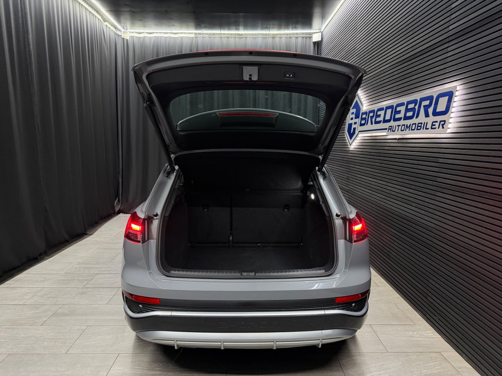 Grå Audi Q4 e-tron fra 2024