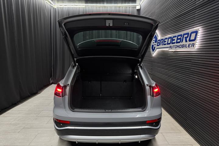 Grå Audi Q4 e-tron fra 2024