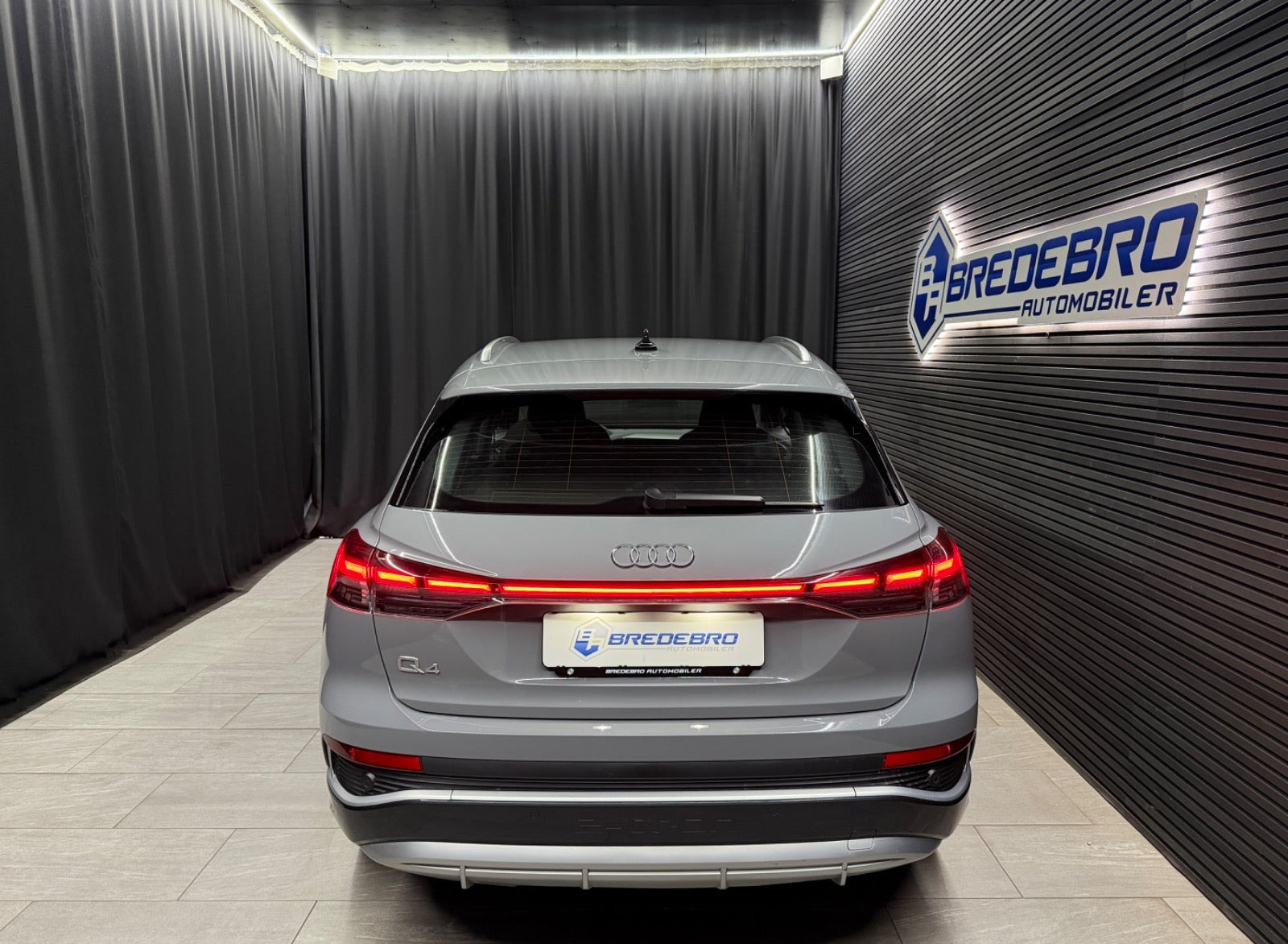 Grå Audi Q4 e-tron fra 2024