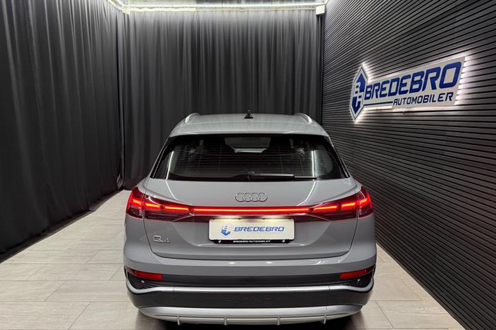 Grå Audi Q4 e-tron fra 2024
