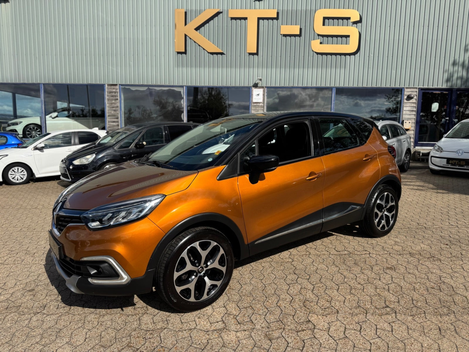 Orange Renault Captur fra 2018
