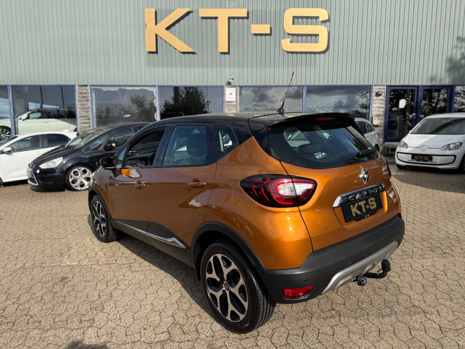 Orange Renault Captur fra 2018