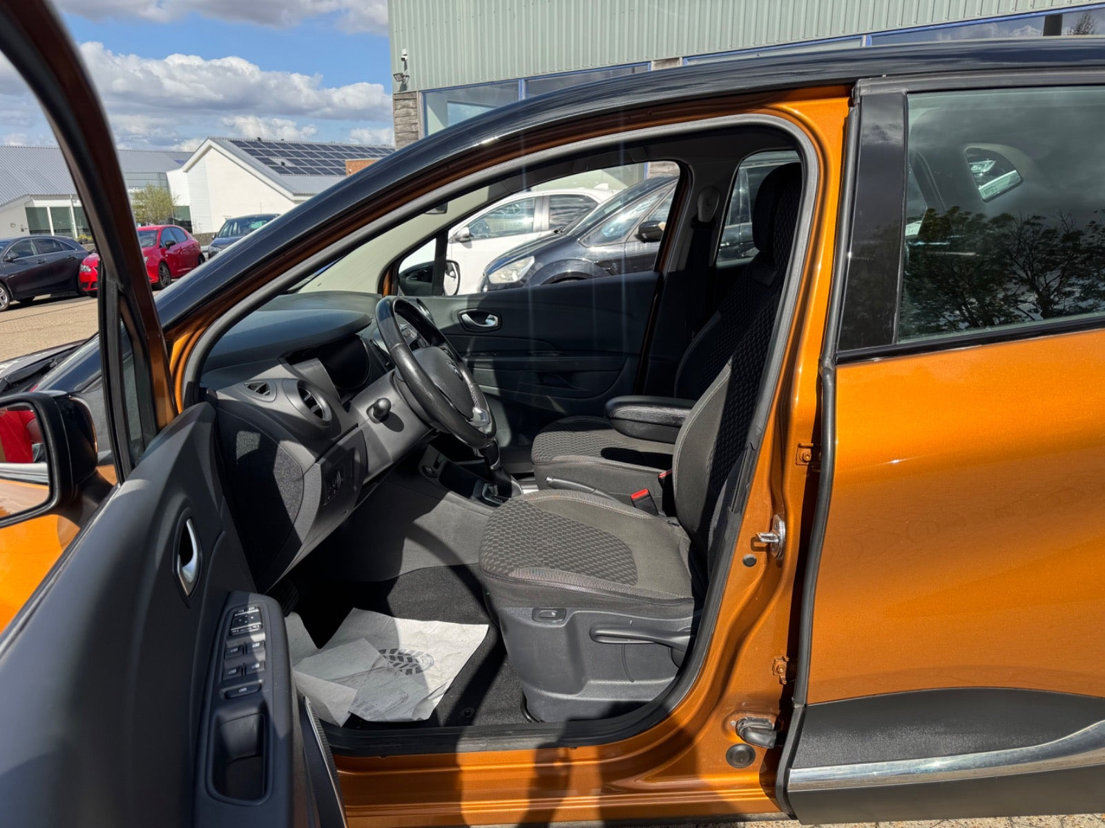 Orange Renault Captur fra 2018