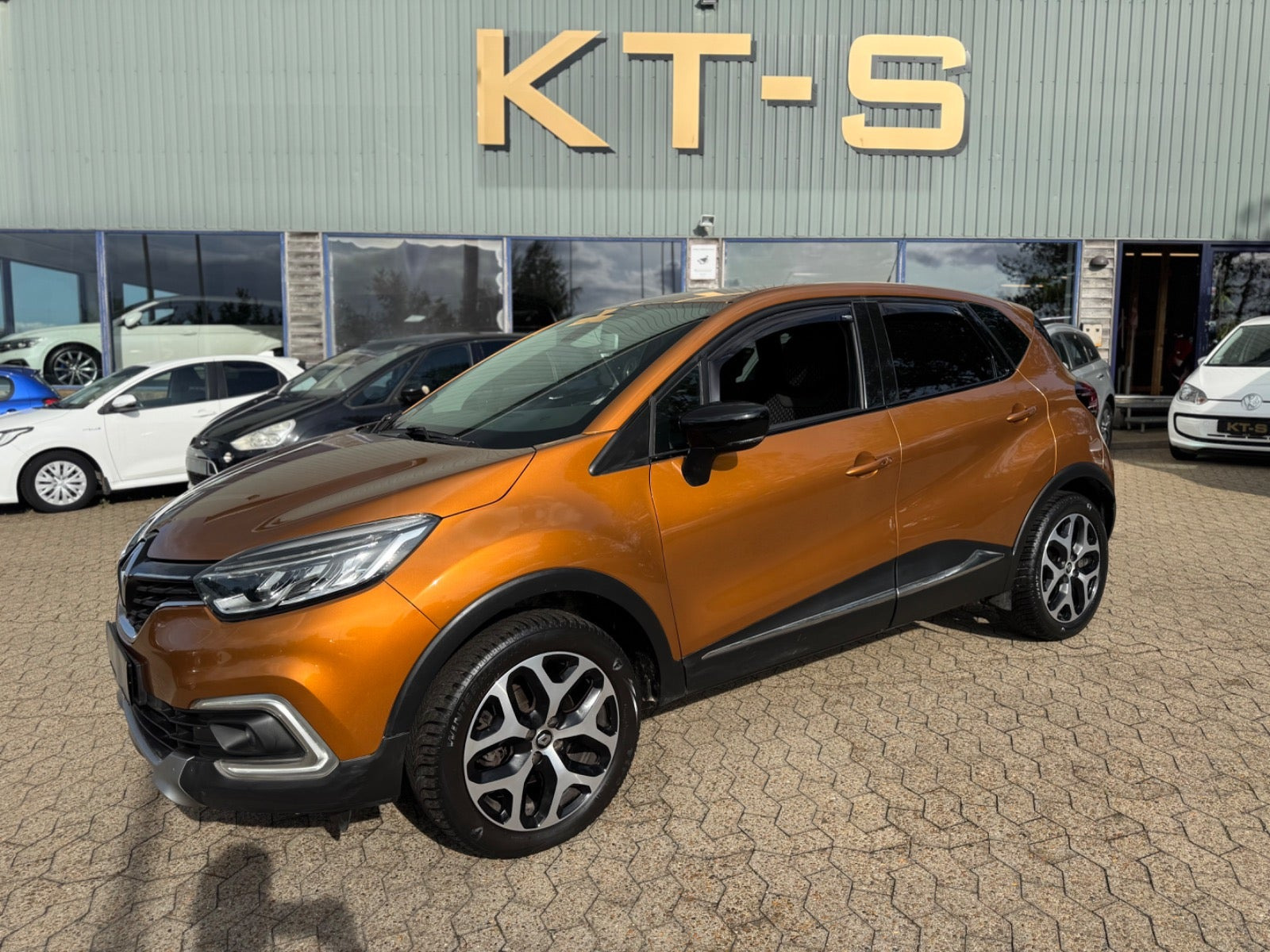 Orange Renault Captur fra 2018