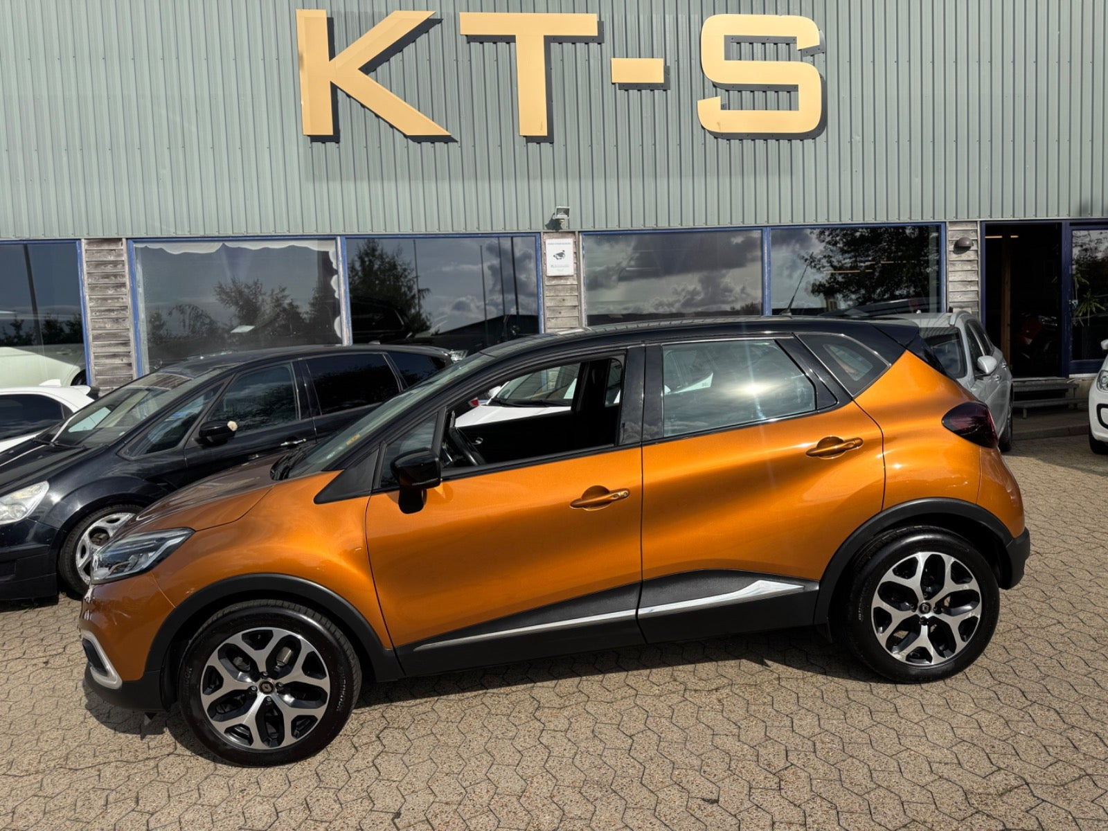 Orange Renault Captur fra 2018