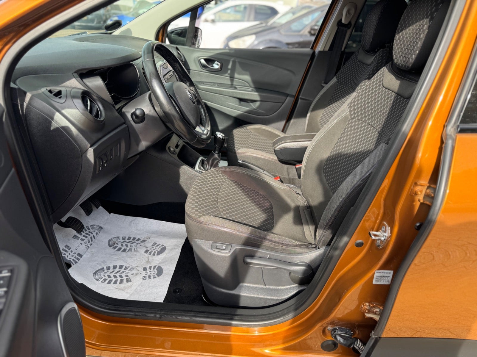 Orange Renault Captur fra 2018
