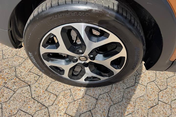 Orange Renault Captur fra 2018