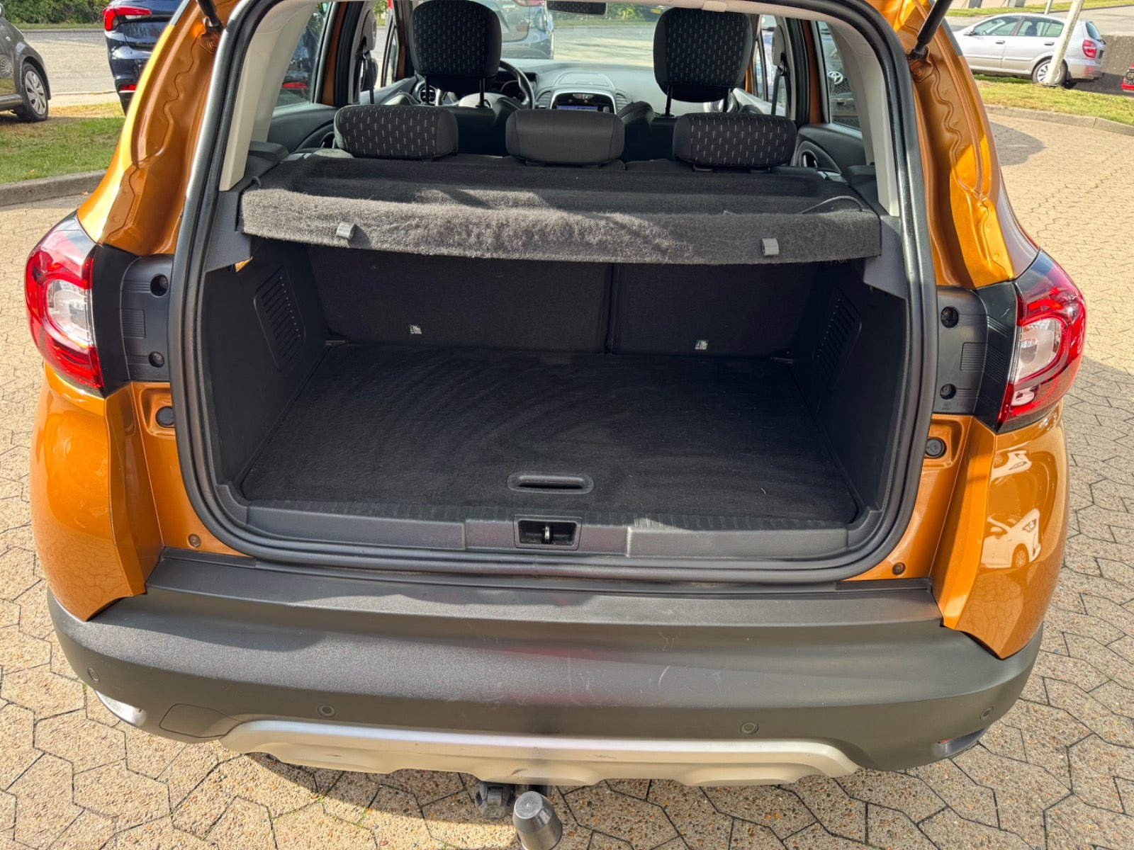 Orange Renault Captur fra 2018