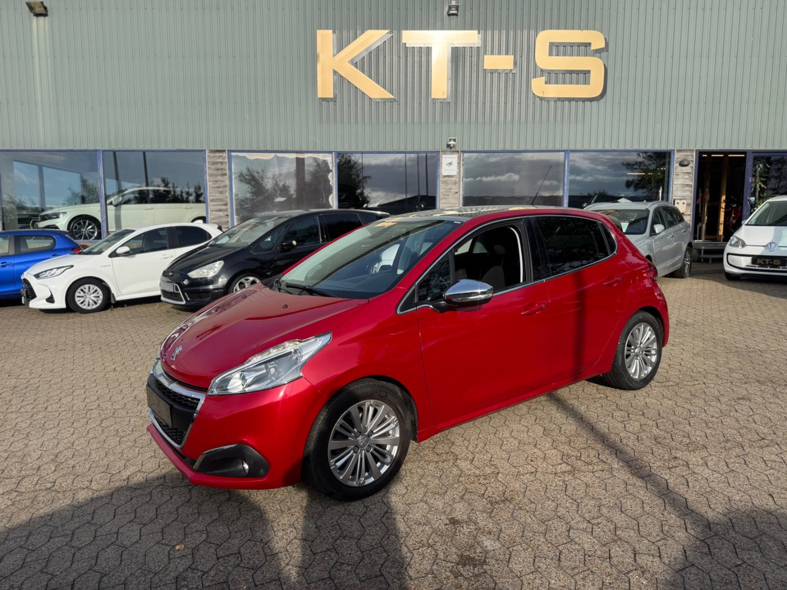 Rød Peugeot 208 fra 2018
