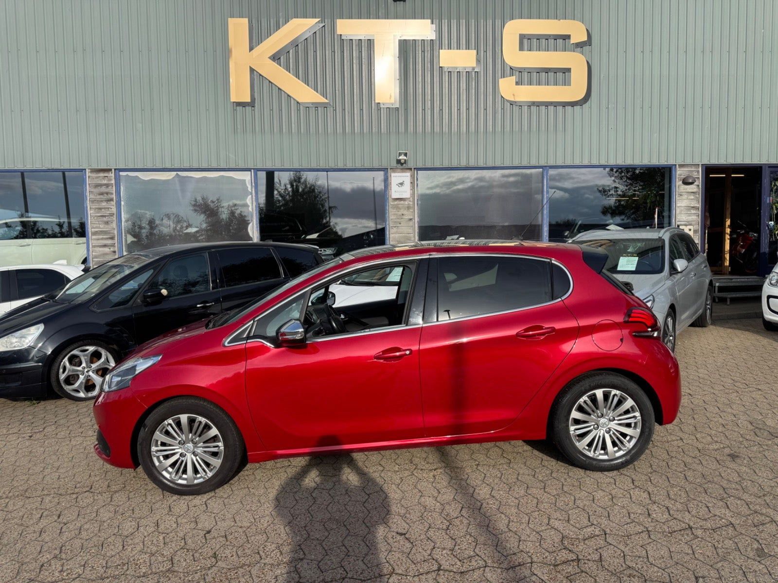 Rød Peugeot 208 fra 2018