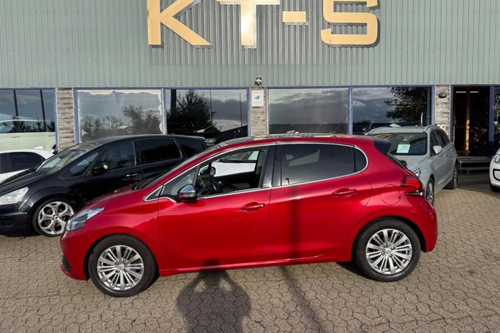 Rød Peugeot 208 fra 2018