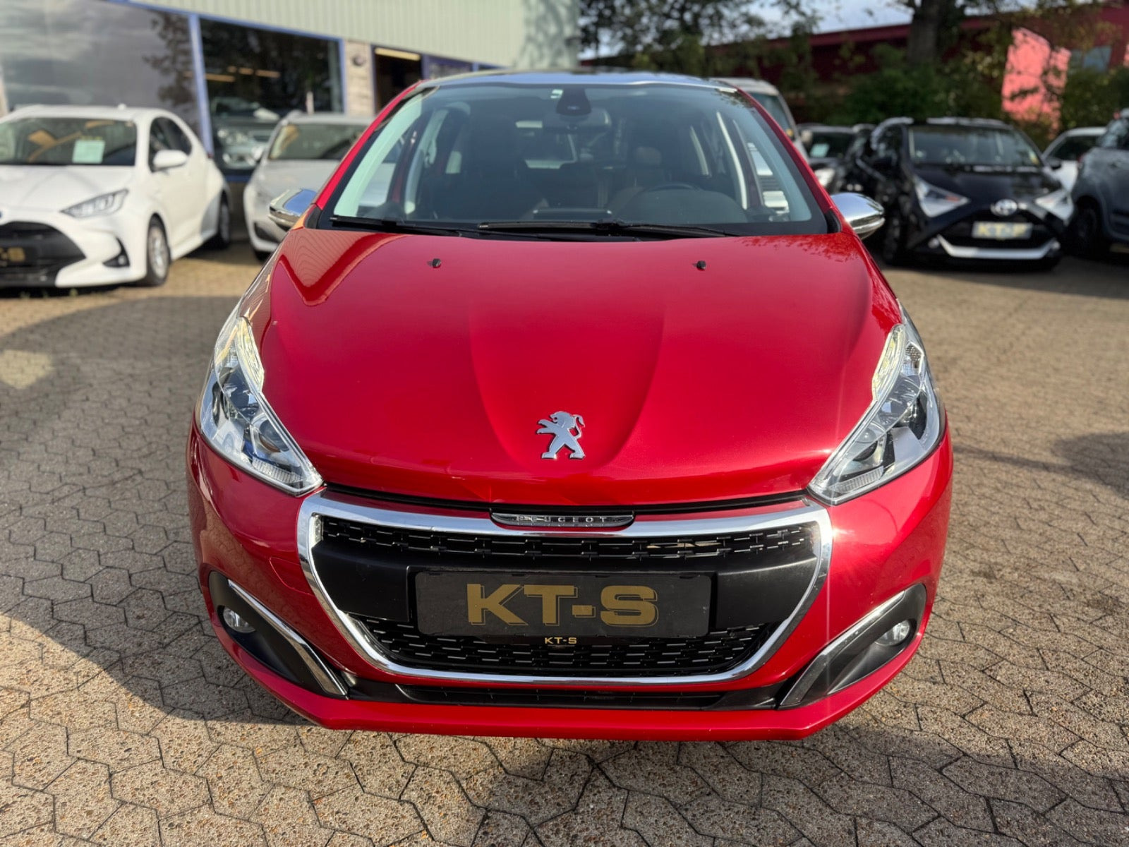 Rød Peugeot 208 fra 2018