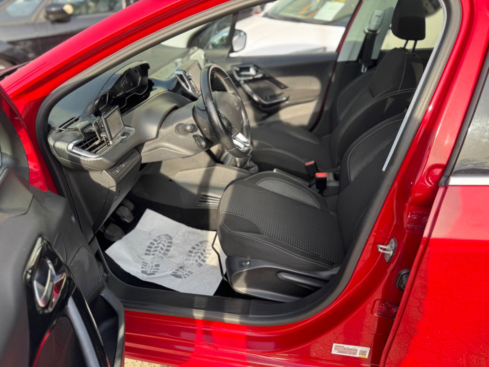 Rød Peugeot 208 fra 2018