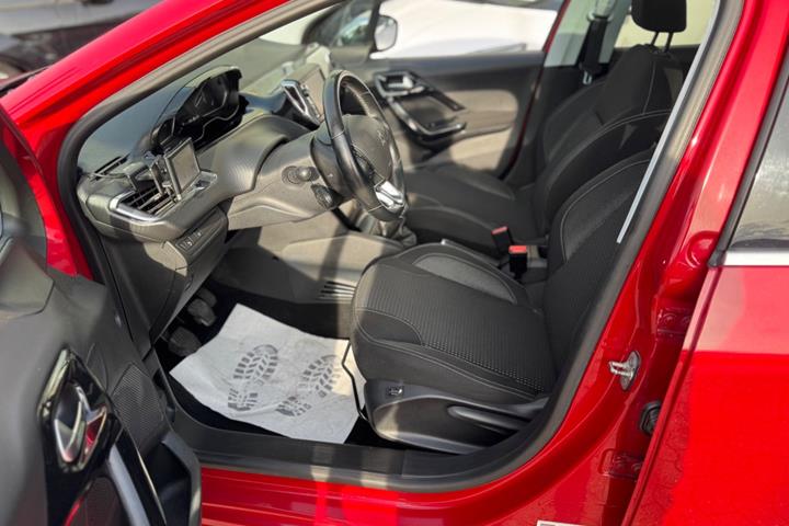 Rød Peugeot 208 fra 2018