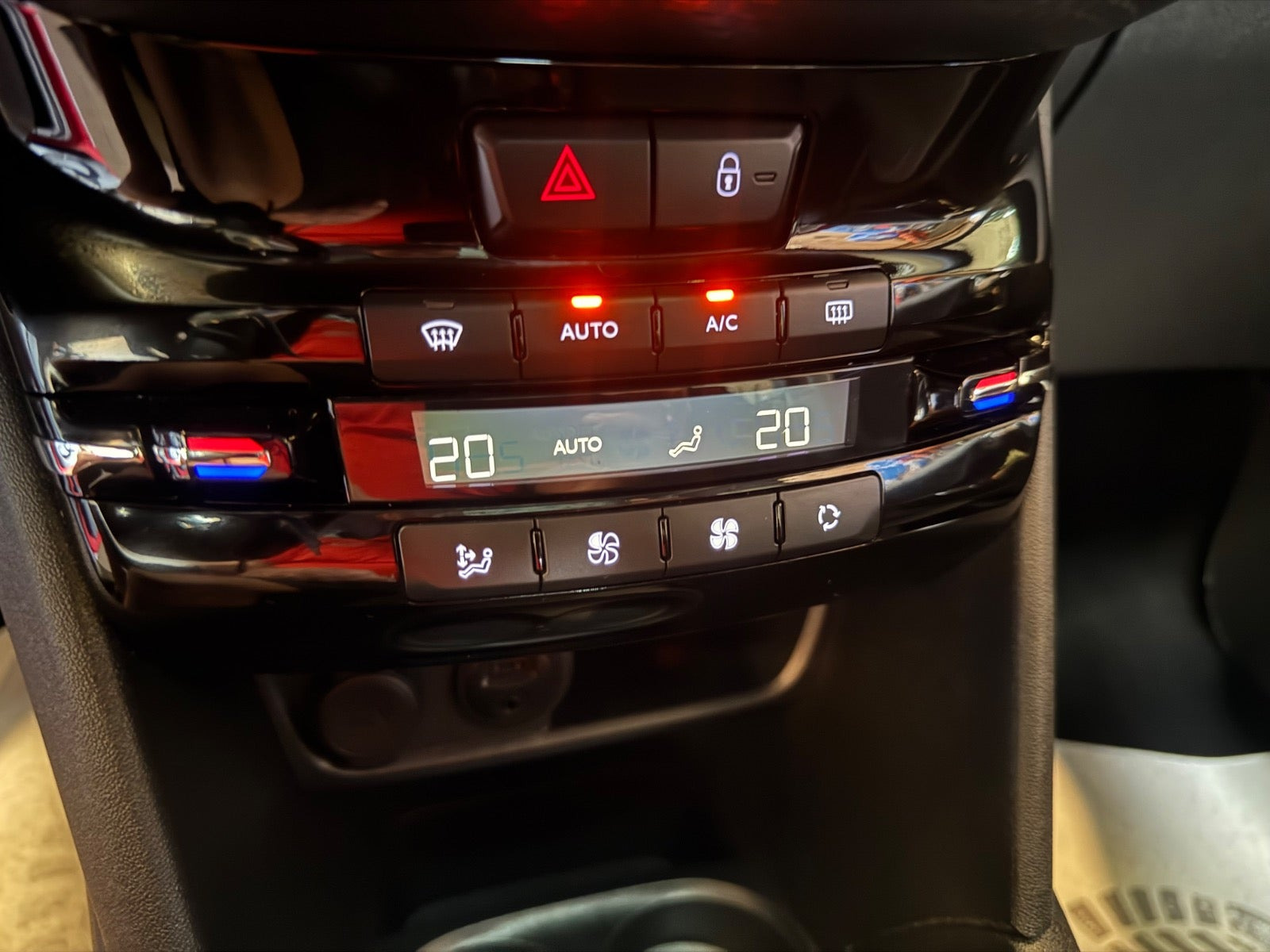 Rød Peugeot 208 fra 2018